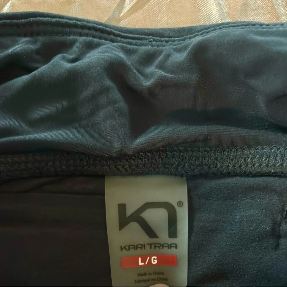 Kari Traa reflective Leggings in Black and Gray - Picture 4 of 6